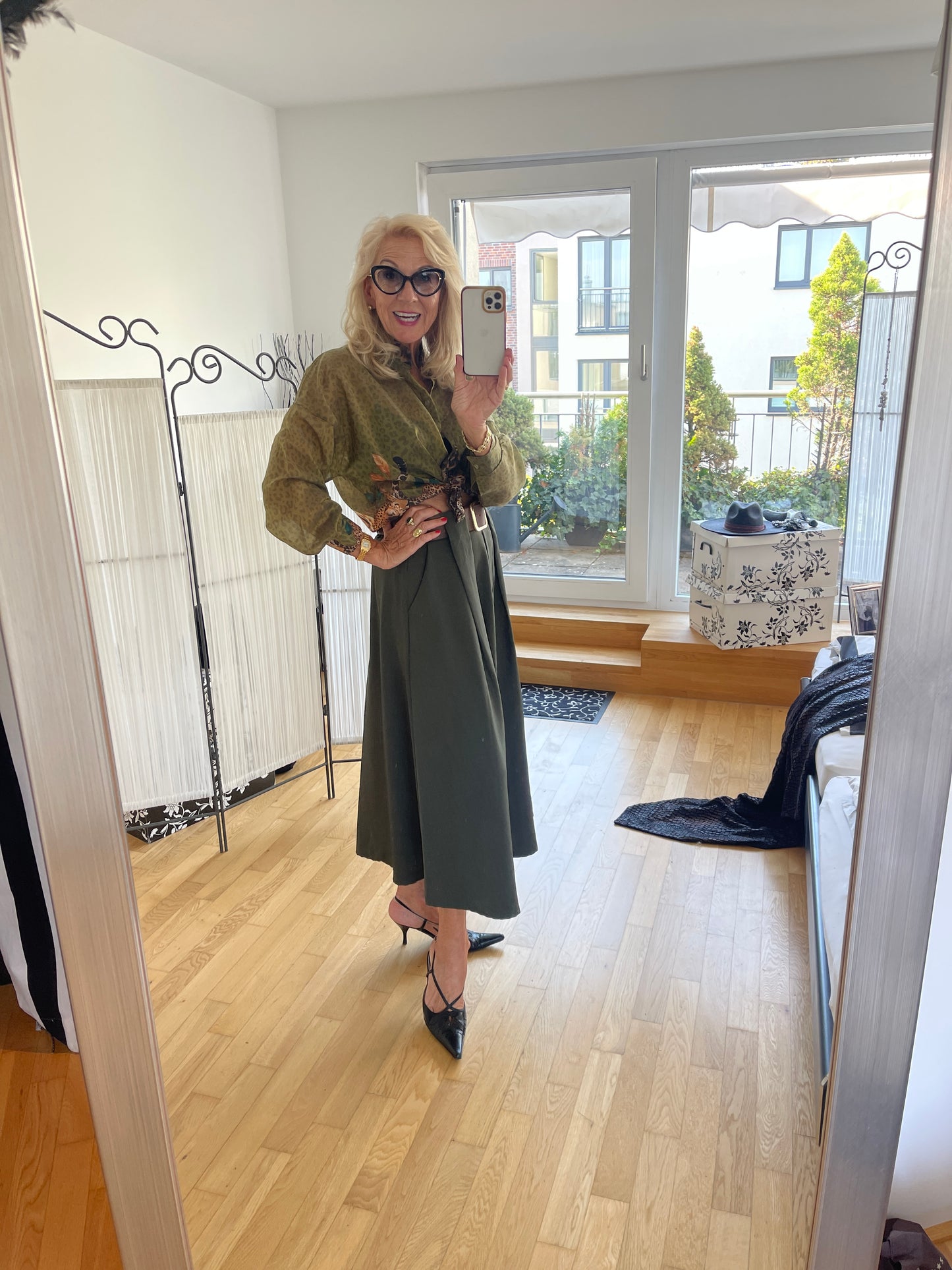 Bluse KASTORIA oliv €89,90; diesem Modell kann man doch gar nicht widerstehen!!