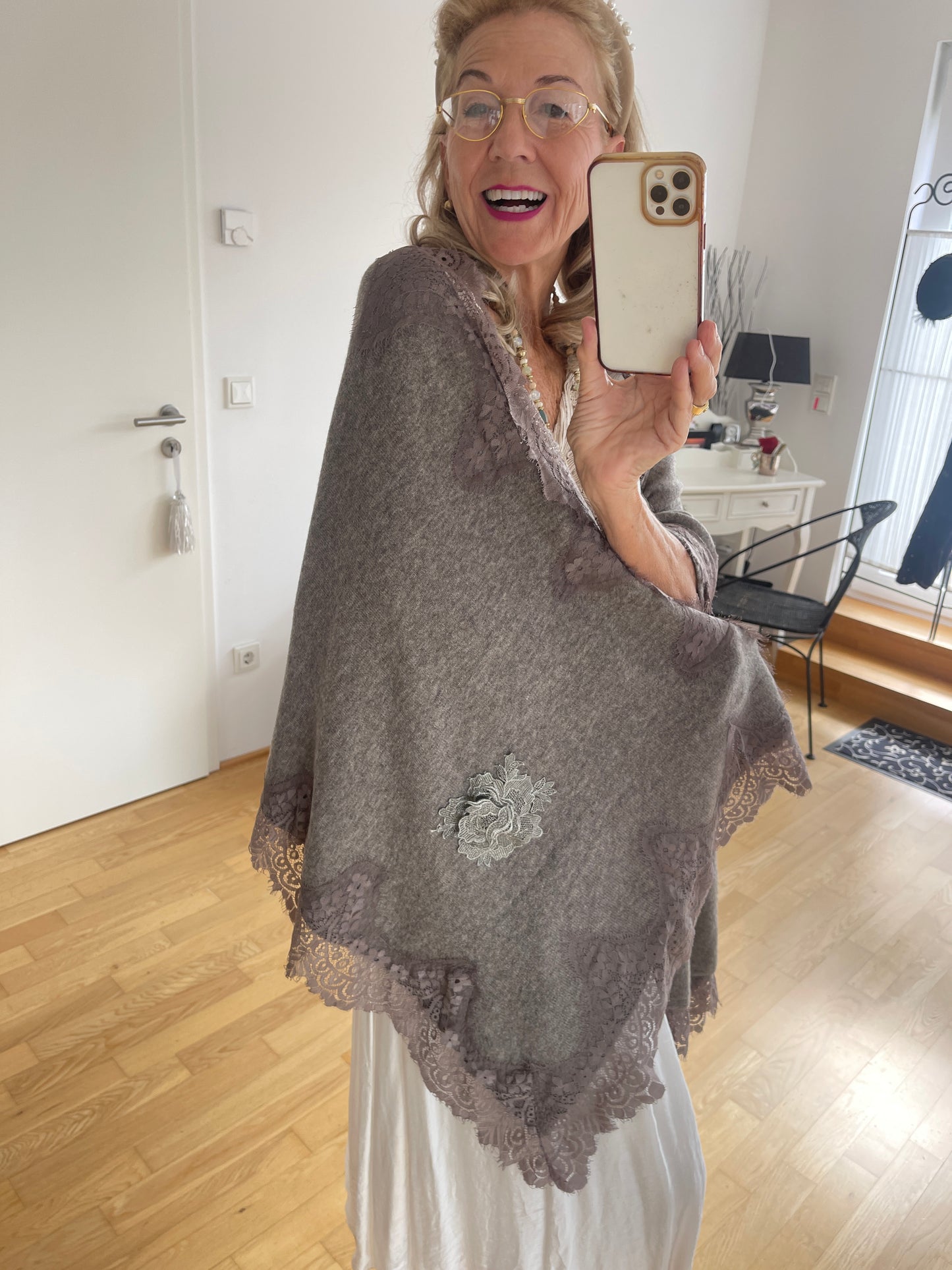 Schal NERO taupe €89,90; ein kuscheliges „Must-Have“ für die kommende Saison