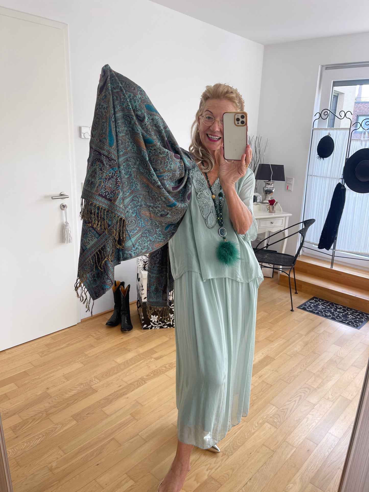 Kleid BEAUTIFUL eukalyptus; €129,90; ein zauberhaftes Modell für festliche Tage und ideal auch für die Kundin mit Genussgröße