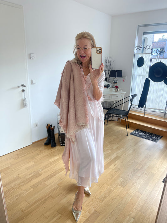 Kleid BEAUTIFUL rose €69,90 statt €129,90;“Im Black-Friday-Outlet; zauberhaftes Kleid für die festlichen Tage; ein perfektes Modell für Genussgrößen