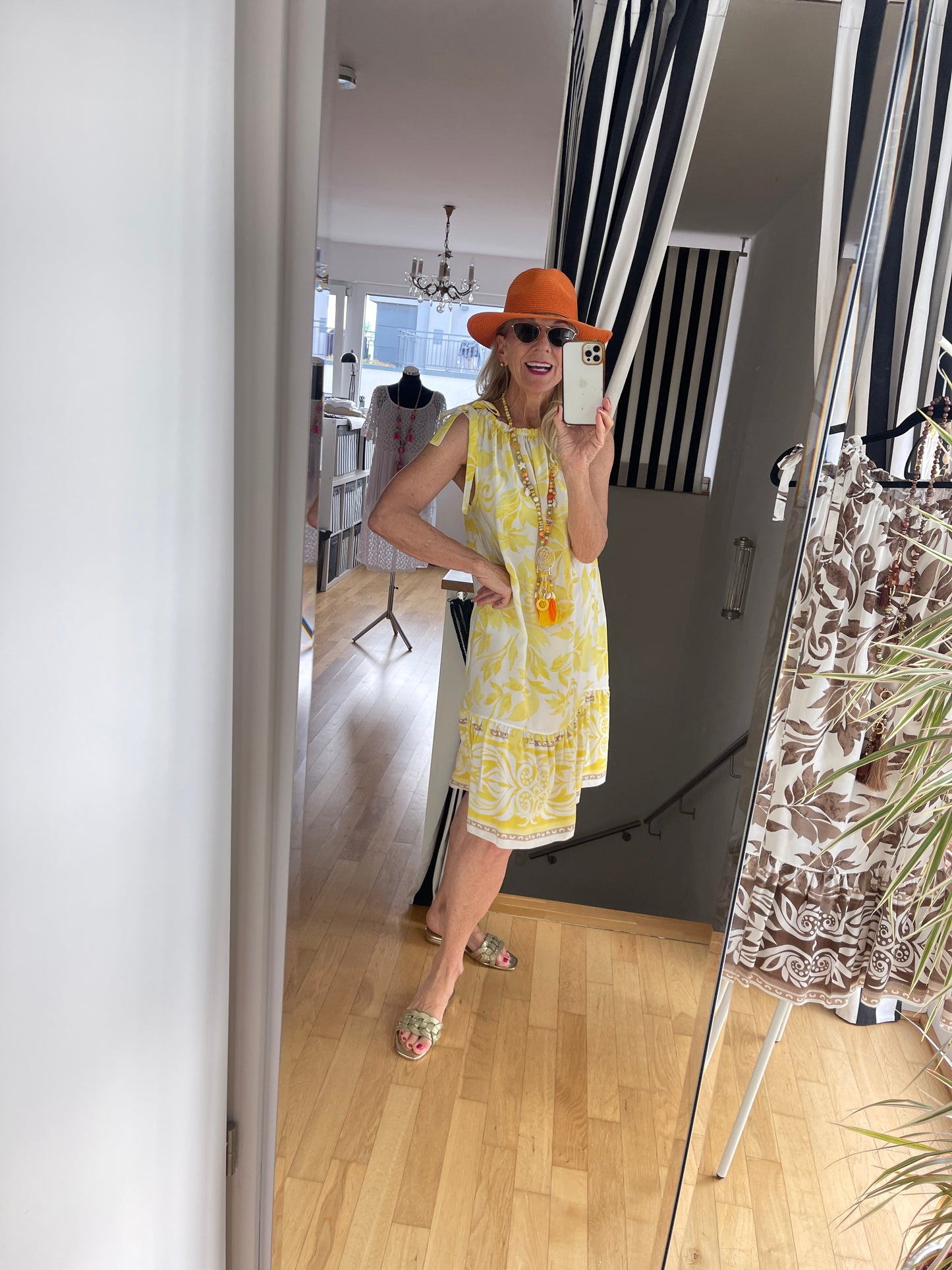Kleid RICHI gelb €69,90; …. Sind uns heiße Tage so richtig willkommen