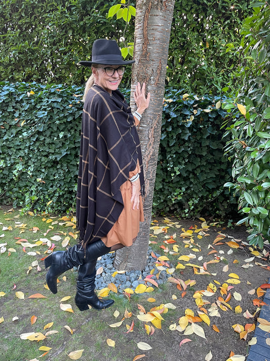 Schal Adria cognac/schwarz; super schicker Poncho… Edles Must-Have „JETZT SCHON IM BLACK-FRIDAY OUTLET“ nur noch €49,90 statt €89,90