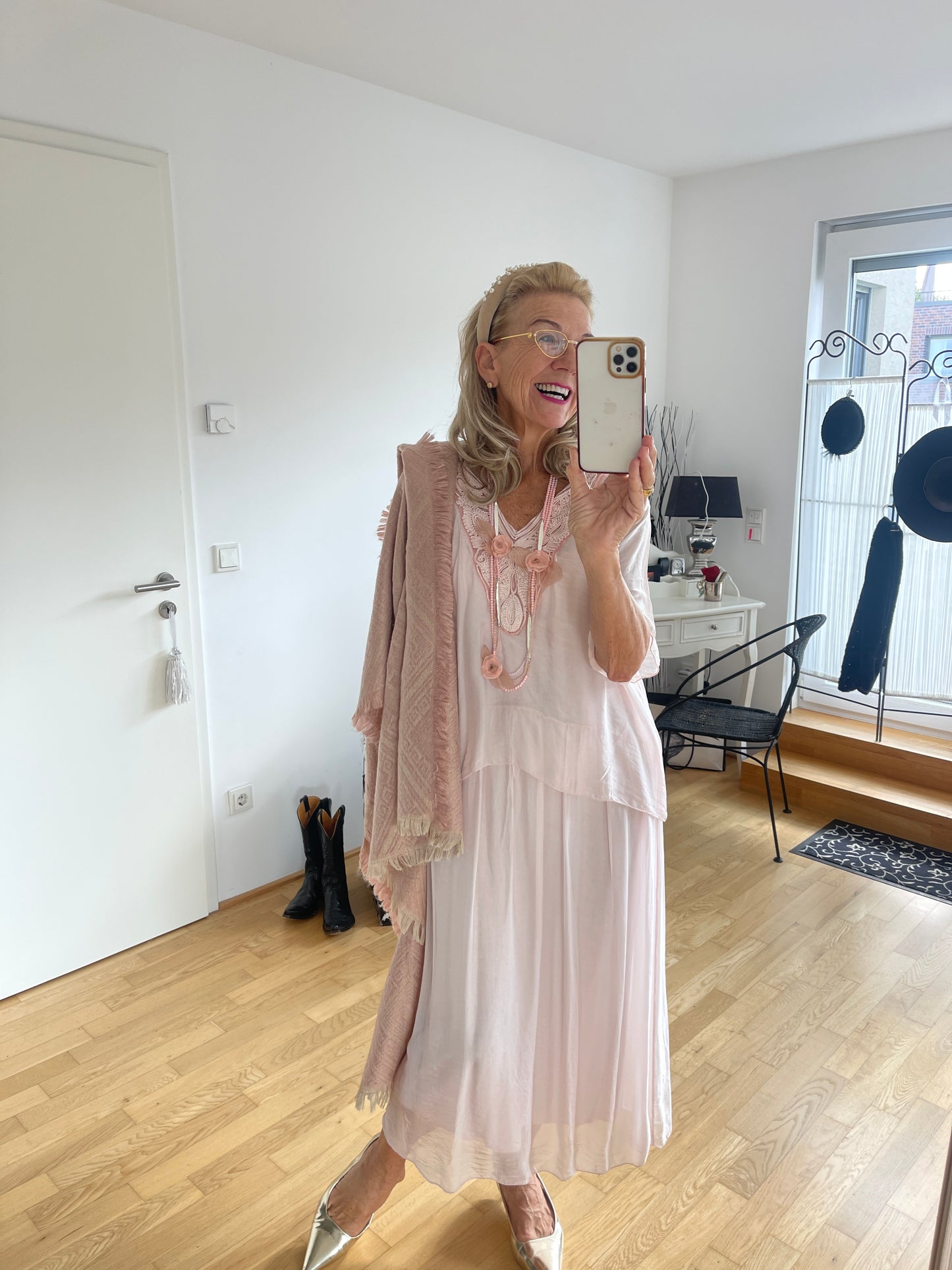 Kleid BEAUTIFUL €129,90 rose; zauberhaftes Kleid für die festlichen Tage; ein perfektes Modell für Genussgrößen