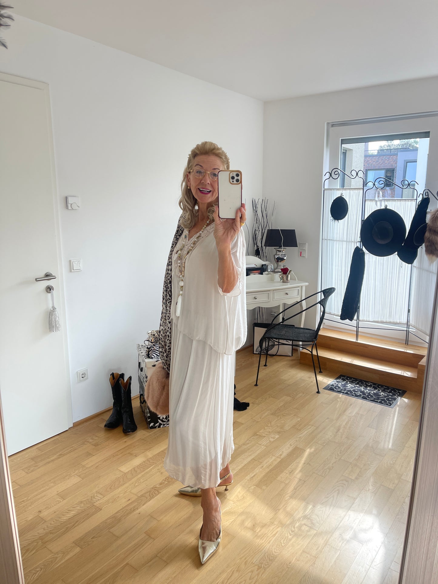 Kleid BEAUTIFUL beige €129,90; ein zauberhaftes Modell für festliche Tage und ideal auch für die Kundin mit Genussgröße