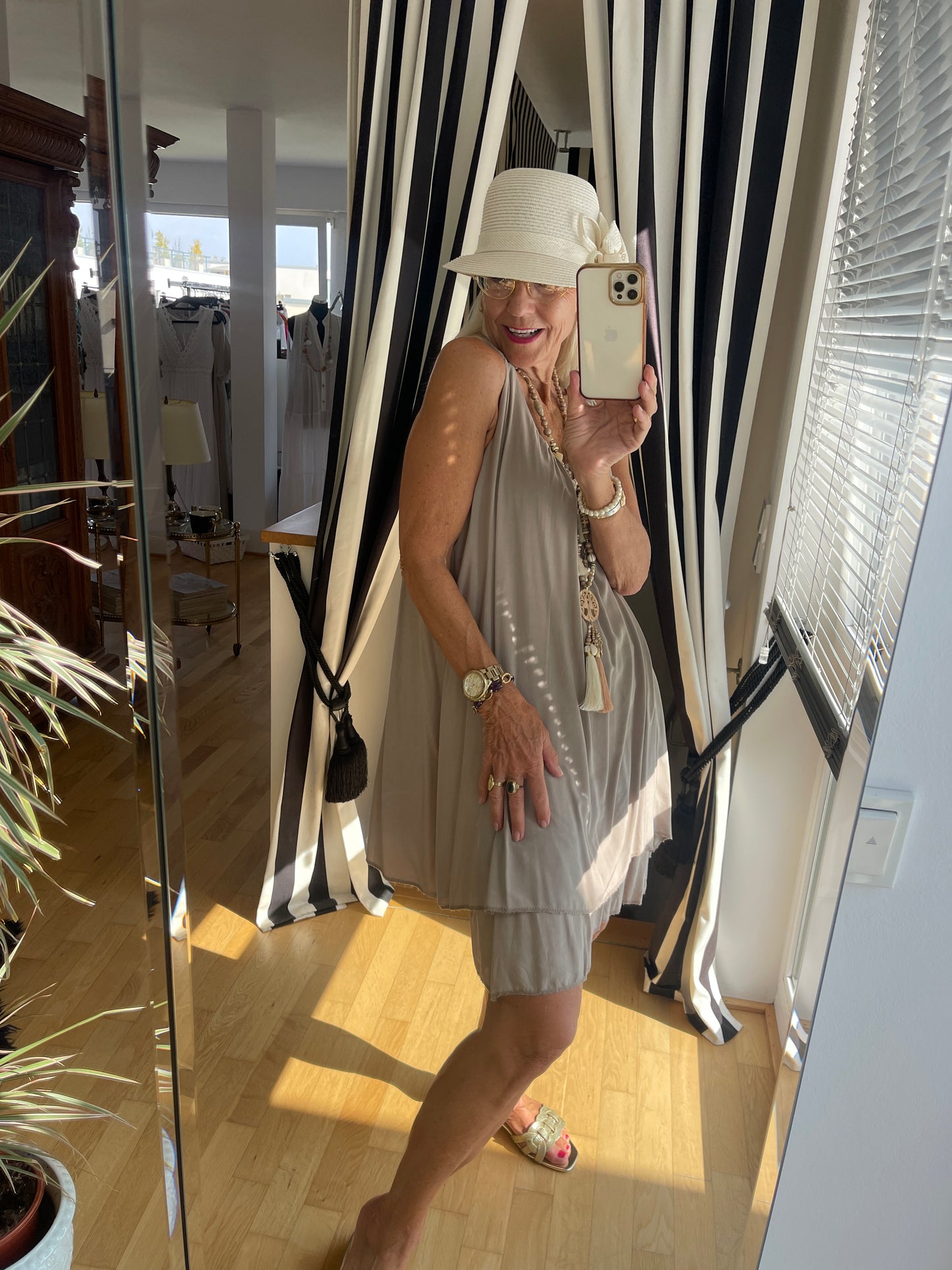 Kleid BURMA taupe; €69,90; ein zauberhaftes, raffiniertes Sommerkleid, dass man kaum spürt