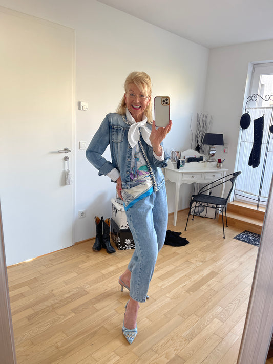 Jacke MANU €99,90; … Jeans mit dem gewissen Etwas