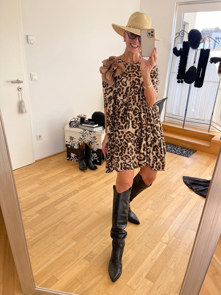 Kleid MEDICA €99,90; super stylisch im Leo-Look