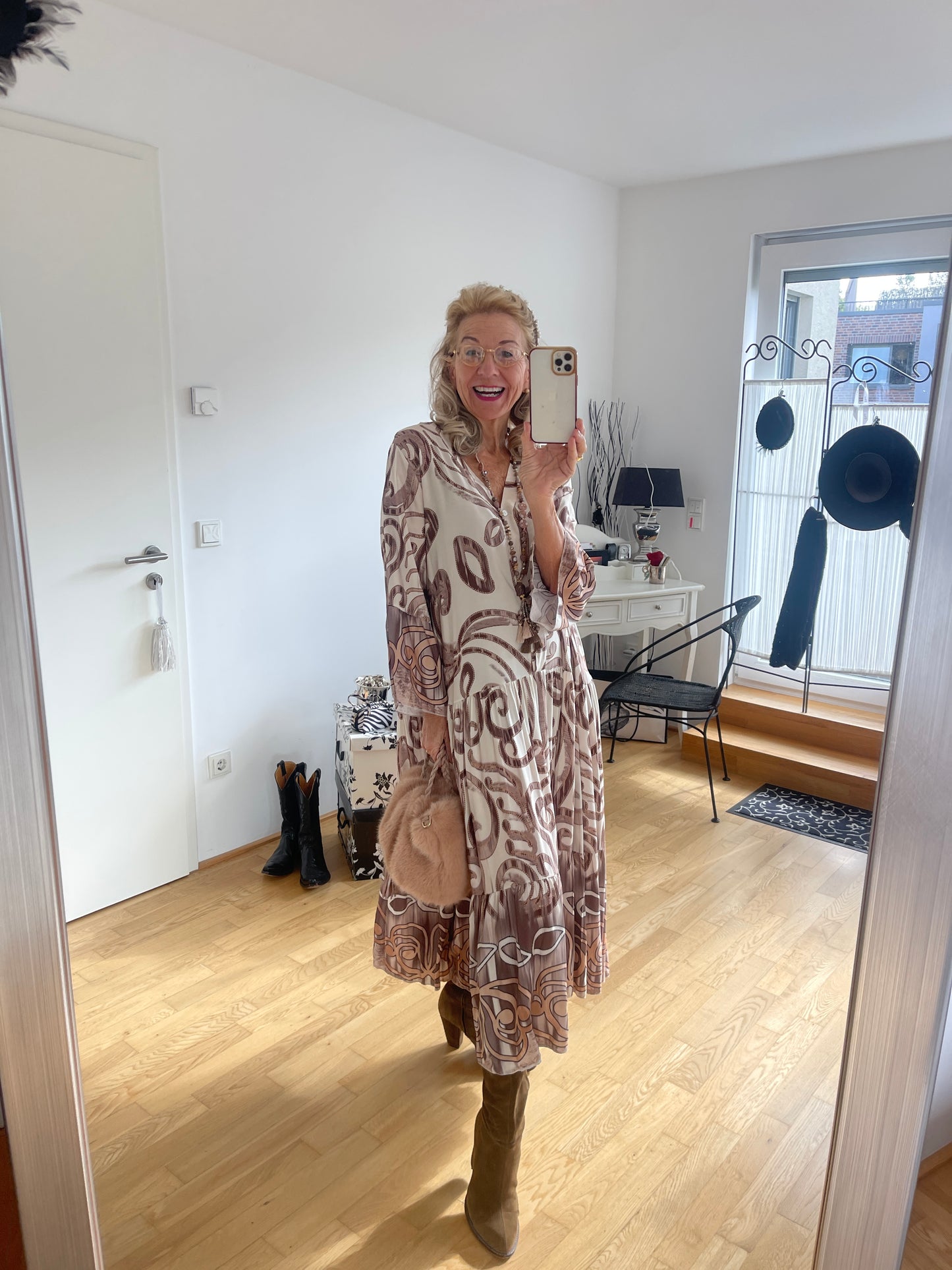 Kleid MONZA mokka; €99,90, stylisch und perfekt kombinierbar