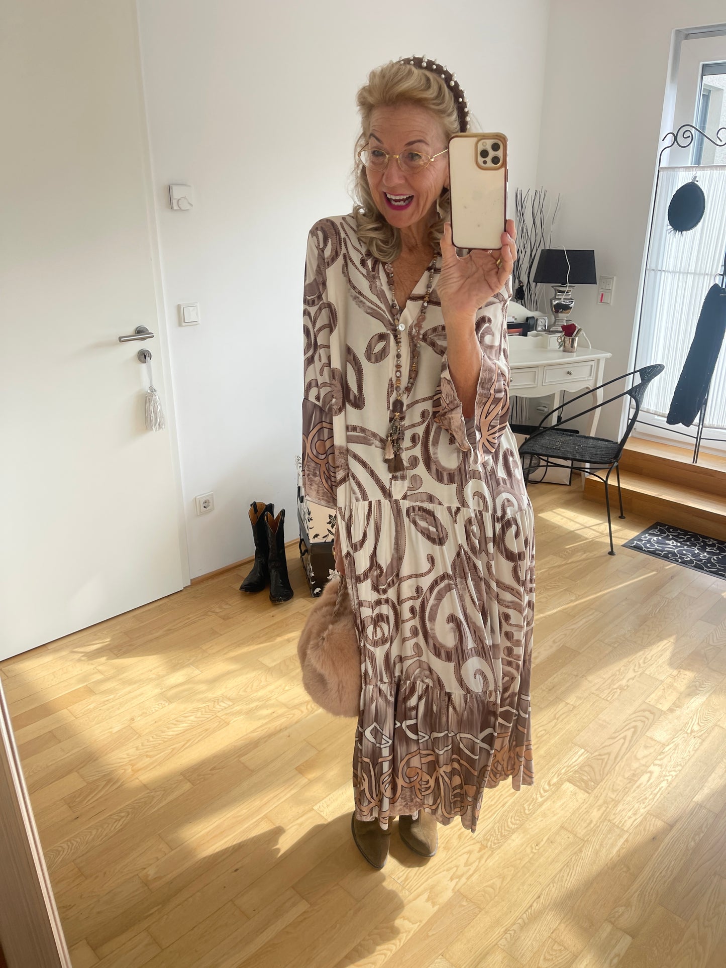 Kleid MONZA mokka; €99,90, stylisch und perfekt kombinierbar