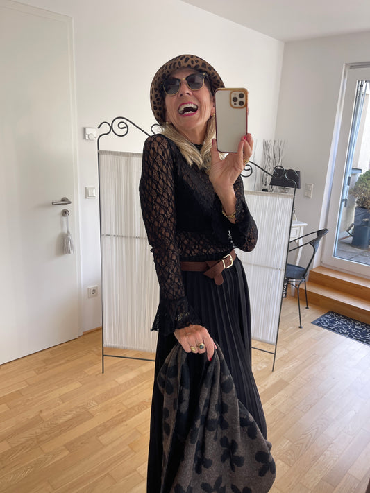 Oberteil MALI black €49,90; dieses zauberhafte Spitzenoberteil veredelt Dein Outfit