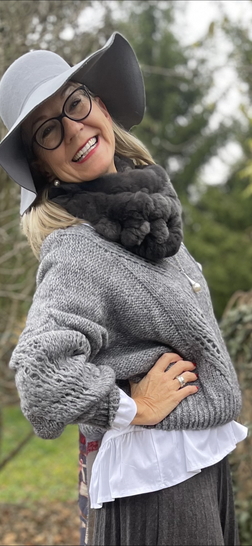 Schal rund anthrazit Fell; €79,90 €🤍; ein besonders edles Accessoire, auch als Kragen zu tragen