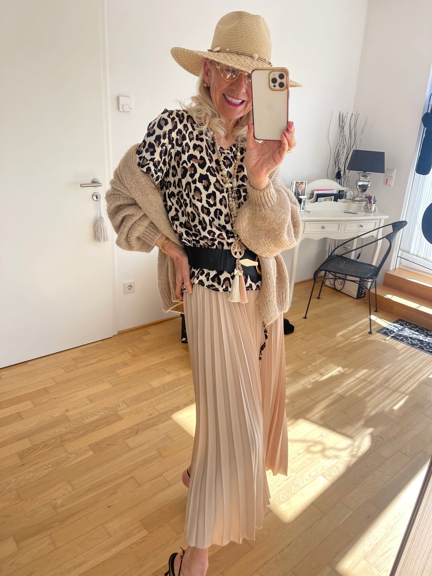 Rock CASPAR beige; €89,90; genial schmal fallender Plisseerock, perfektes Basic-Teil