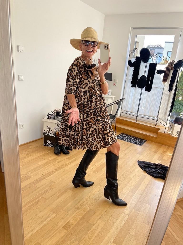 Kleid MEDICA €99,90; super stylisch im Leo-Look