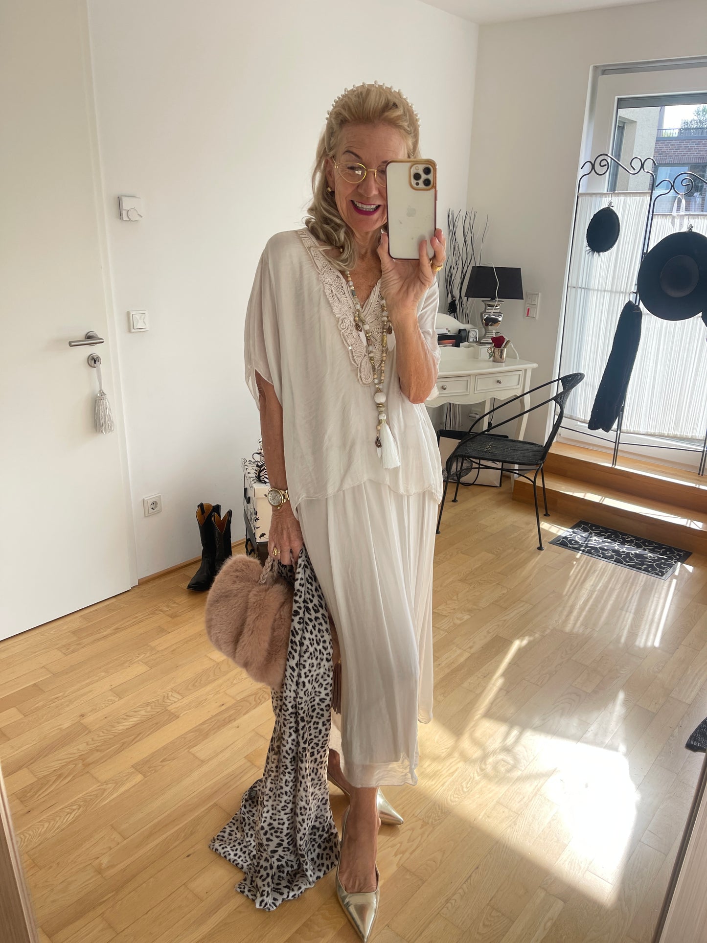 Kleid BEAUTIFUL beige €129,90; ein zauberhaftes Modell für festliche Tage und ideal auch für die Kundin mit Genussgröße