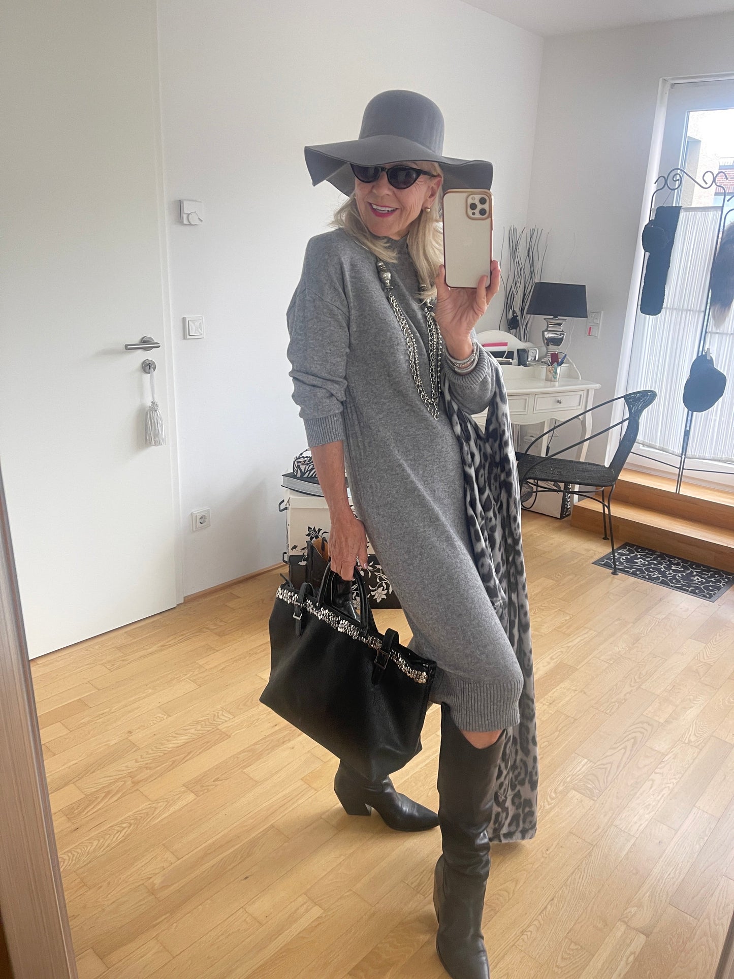 Kleid NASTI grey; €99,90; fantastisch sitzendes, perfekt kombinierbares Stickkleid