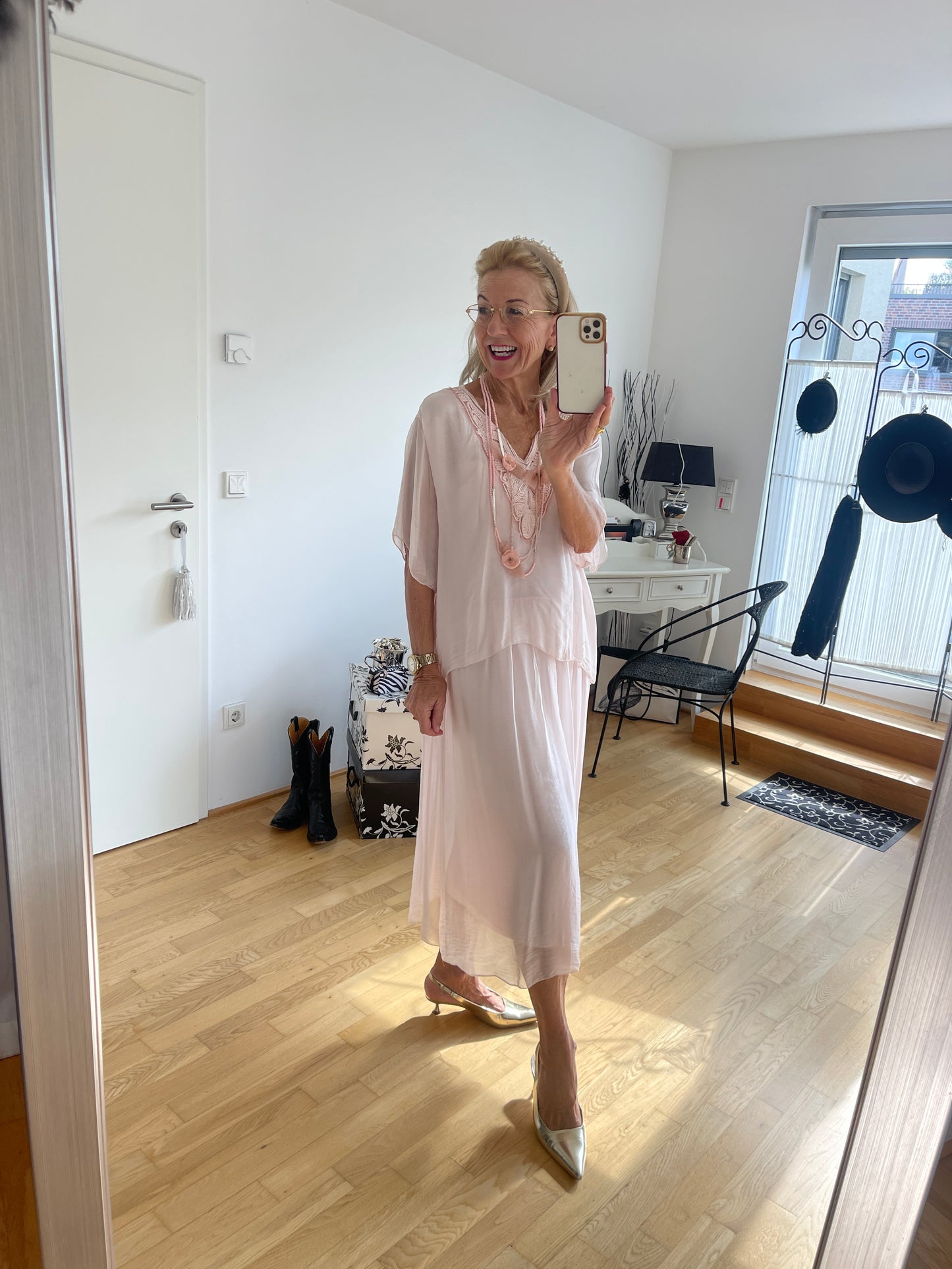Kleid BEAUTIFUL €129,90 rose; zauberhaftes Kleid für die festlichen Tage; ein perfektes Modell für Genussgrößen