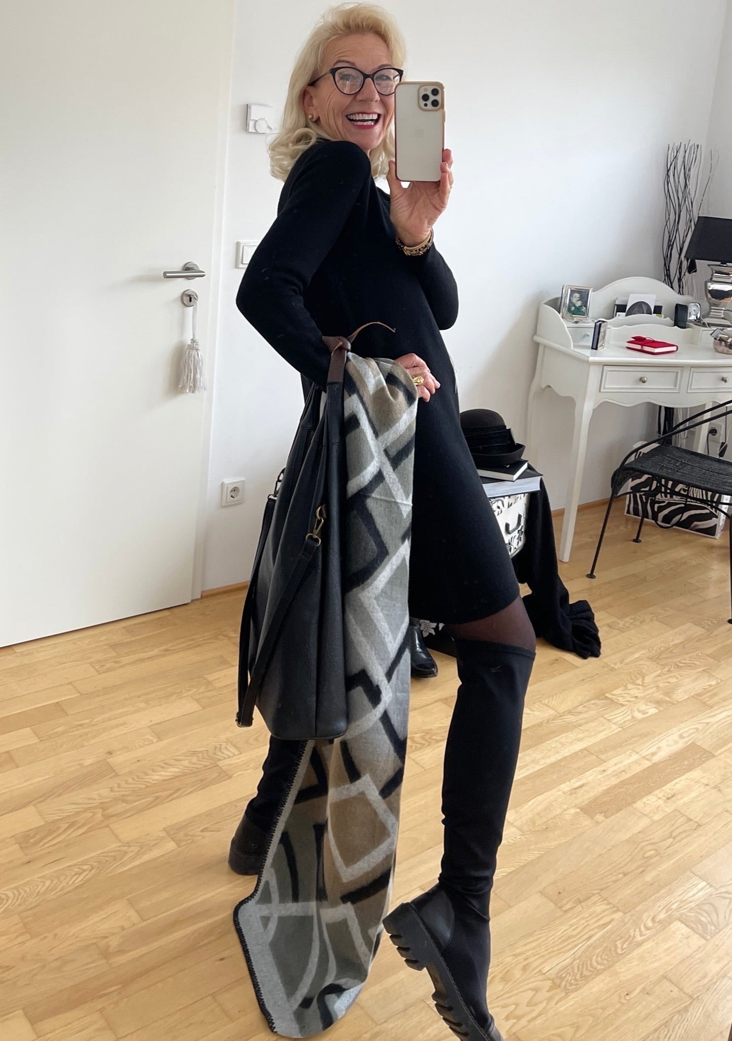 Kleid MARY black; €99,90; Schmales Strickkleid, stylisch & figurbetont!!!