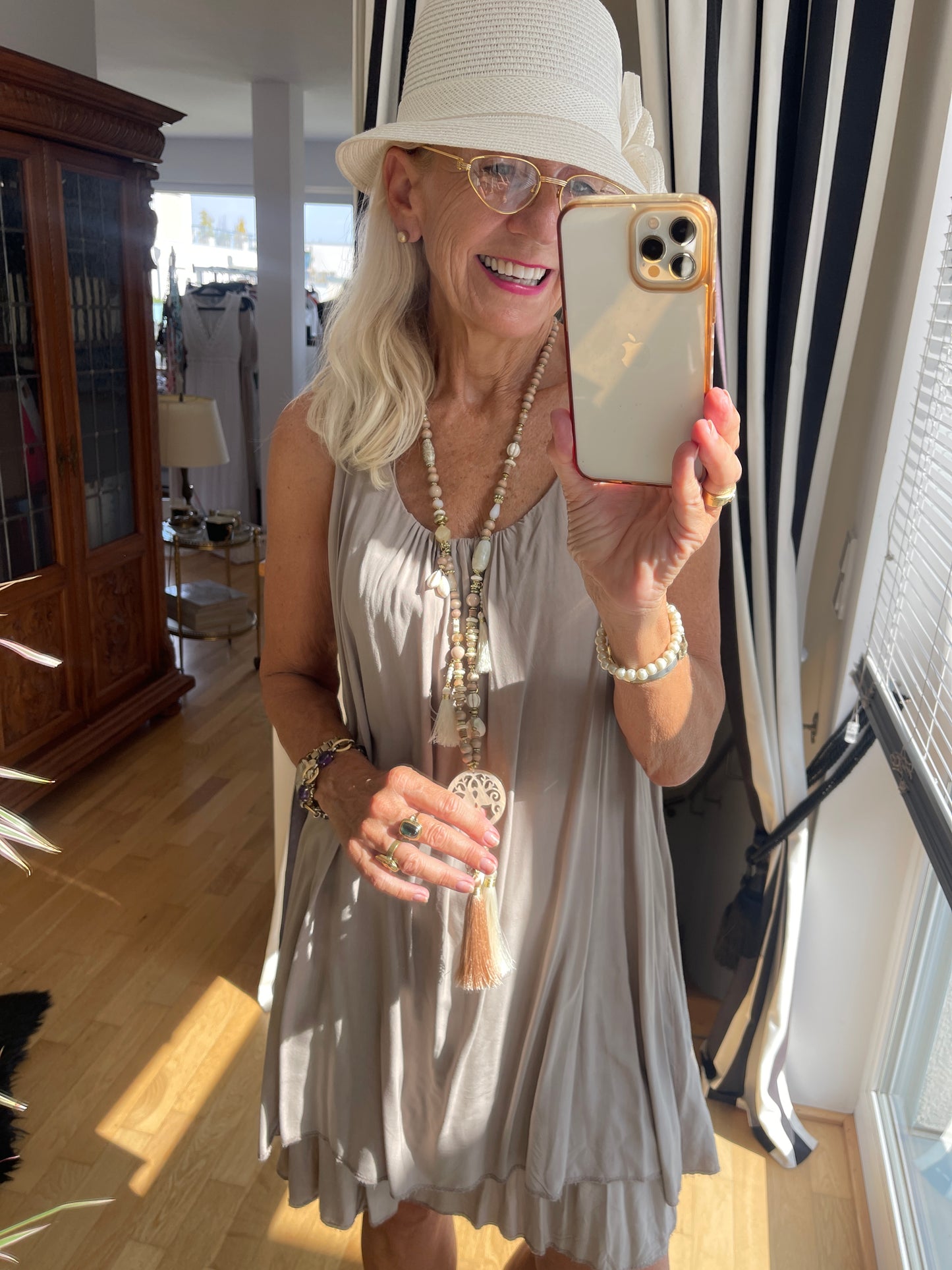 Kleid BURMA taupe; €69,90; ein zauberhaftes, raffiniertes Sommerkleid, dass man kaum spürt