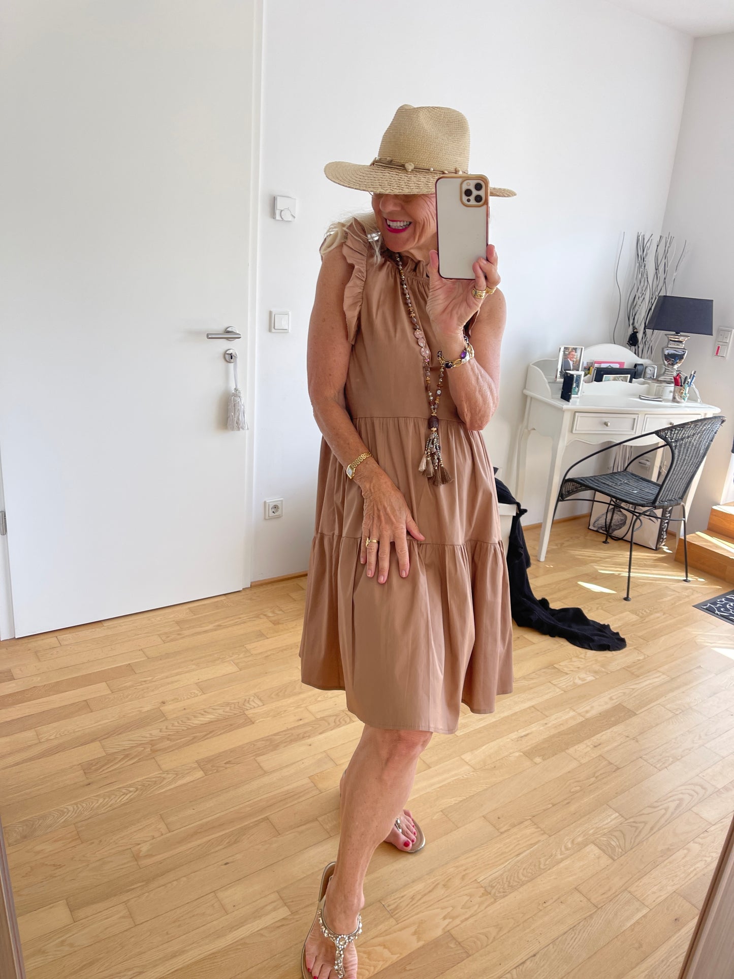 Kleid TARA cognac €89,90; edel, chic, lässig und herrlich unkompliziert