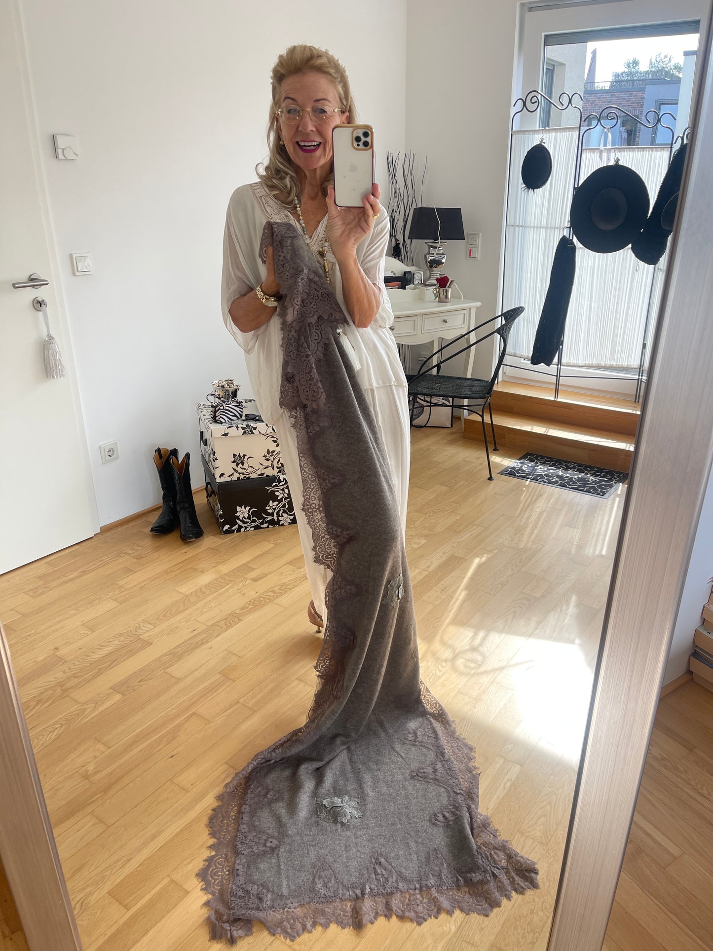 Kleid BEAUTIFUL beige €129,90; ein zauberhaftes Modell für festliche Tage und ideal auch für die Kundin mit Genussgröße