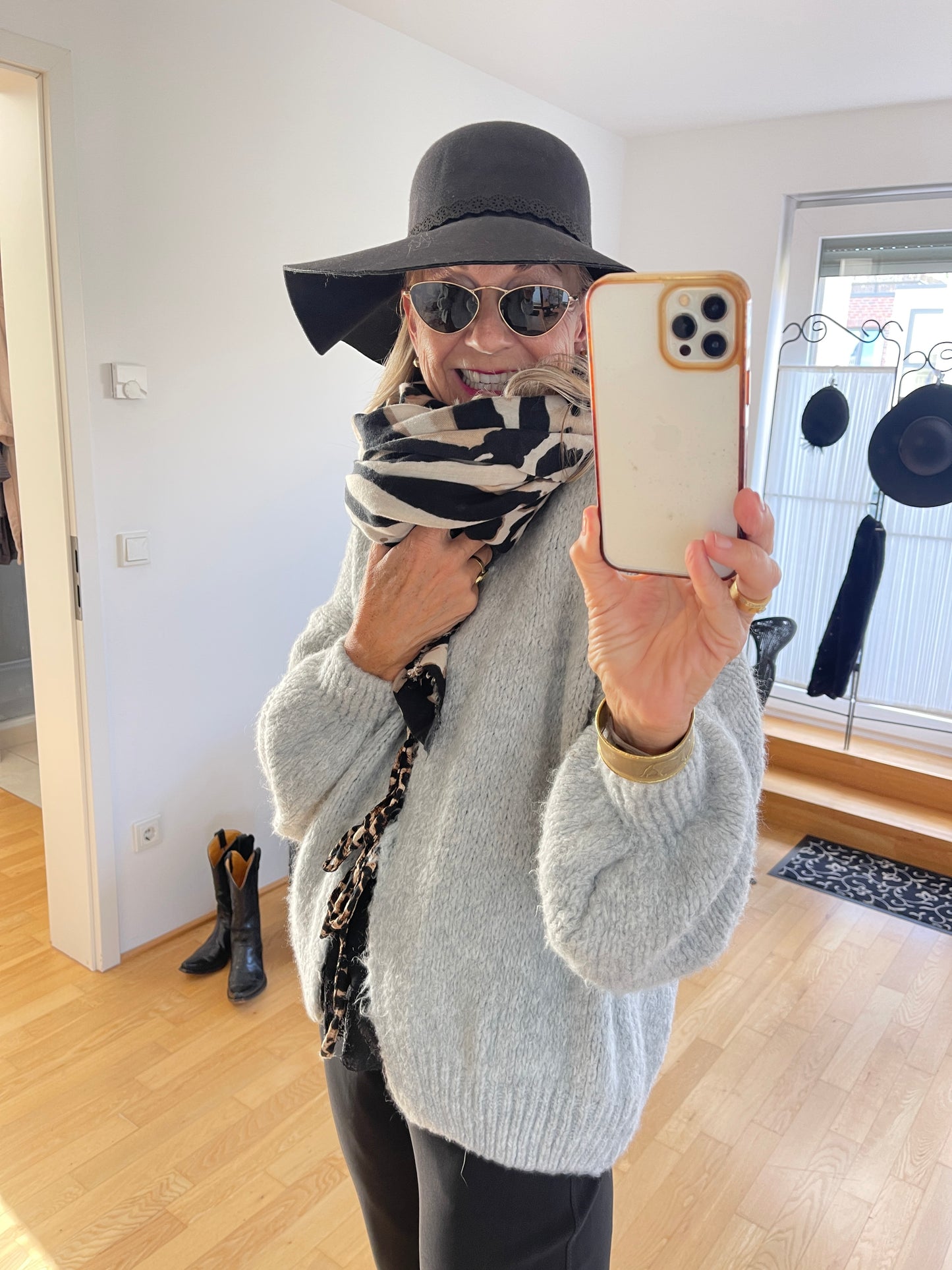 Schal CHRISTINA beige/schwarz €49,90, stylisch & kuschelig, mega im Trend