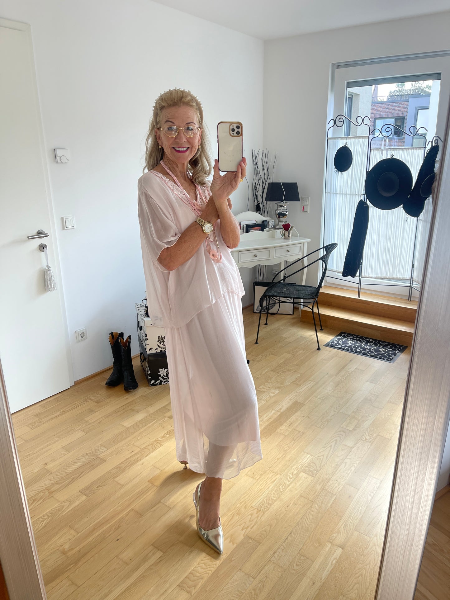 Kleid BEAUTIFUL €129,90 rose; zauberhaftes Kleid für die festlichen Tage; ein perfektes Modell für Genussgrößen