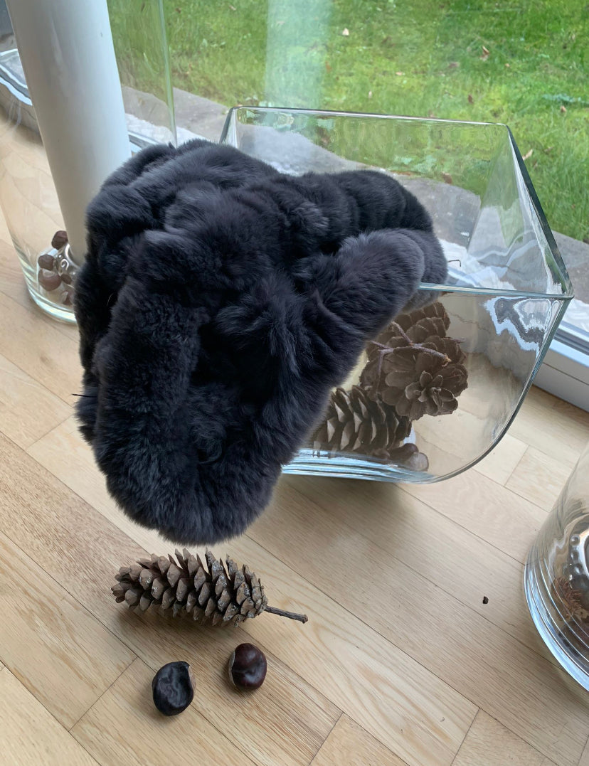 Schal rund anthrazit Fell; €79,90 €🤍; ein besonders edles Accessoire, auch als Kragen zu tragen