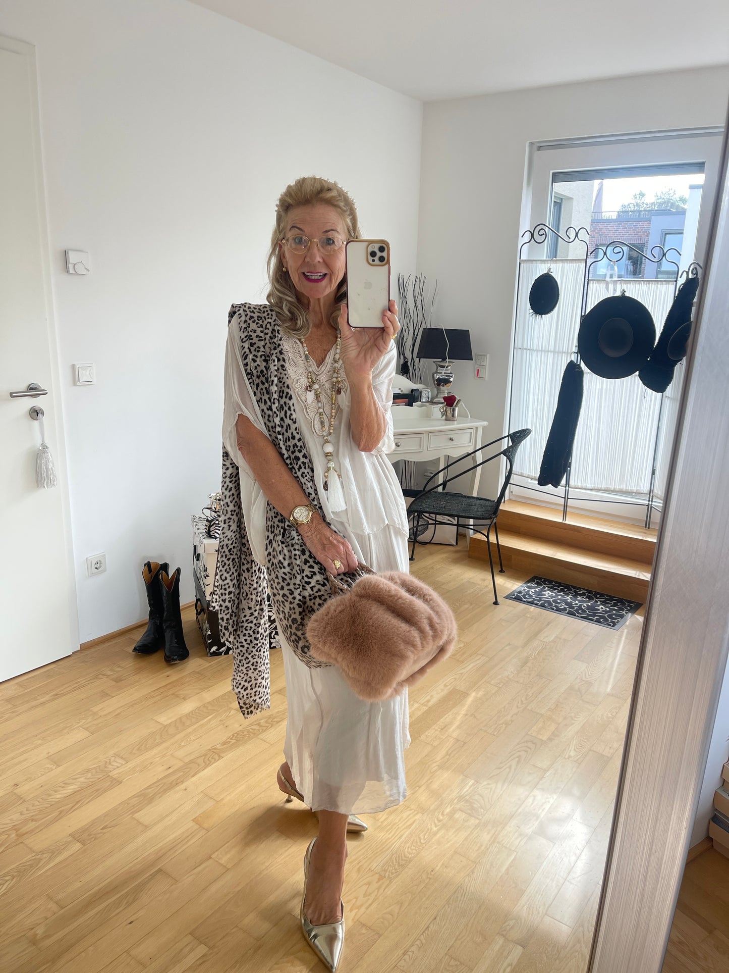Kleid BEAUTIFUL beige €129,90; ein zauberhaftes Modell für festliche Tage und ideal auch für die Kundin mit Genussgröße