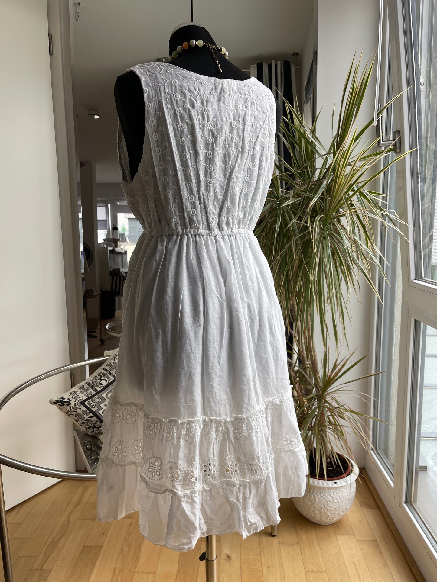 Kleid LUCY white €69,90 statt €89,90; dieses hübsche Modell darf nicht fehlen