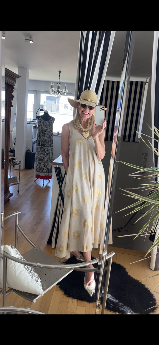 Kleid JASMINA €119,90, ein Modell, das mit der Sonne um die Wette strahlt