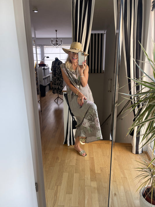 Kleid CARLOTTA nougat €79,90 statt €109,90;… Kleider machen Leute… Modell CARLOTTA hält Wort