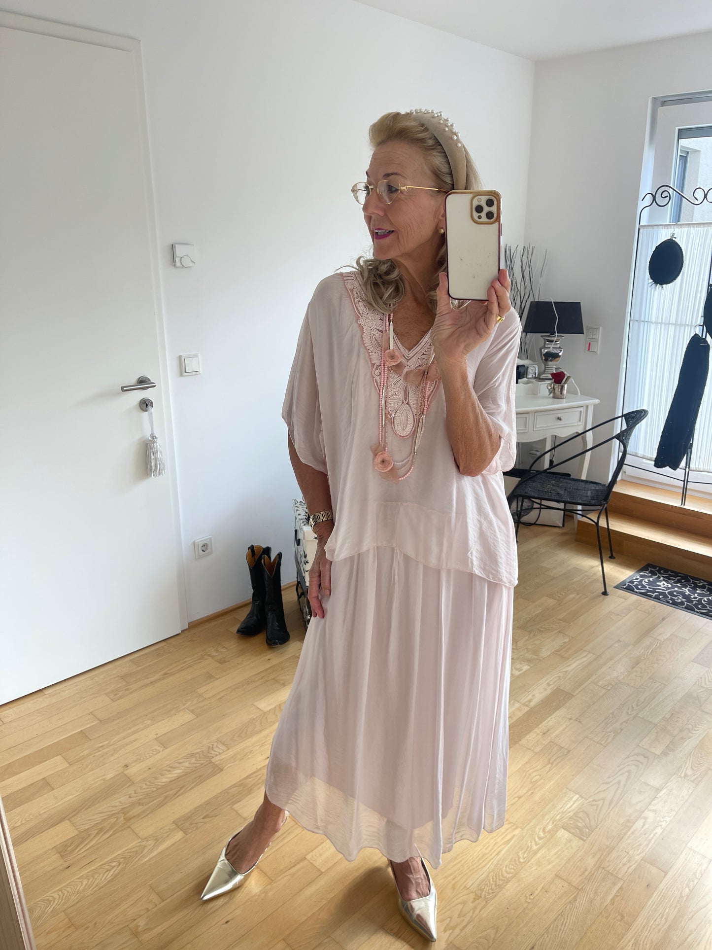 Kleid BEAUTIFUL €129,90 rose; zauberhaftes Kleid für die festlichen Tage; ein perfektes Modell für Genussgrößen