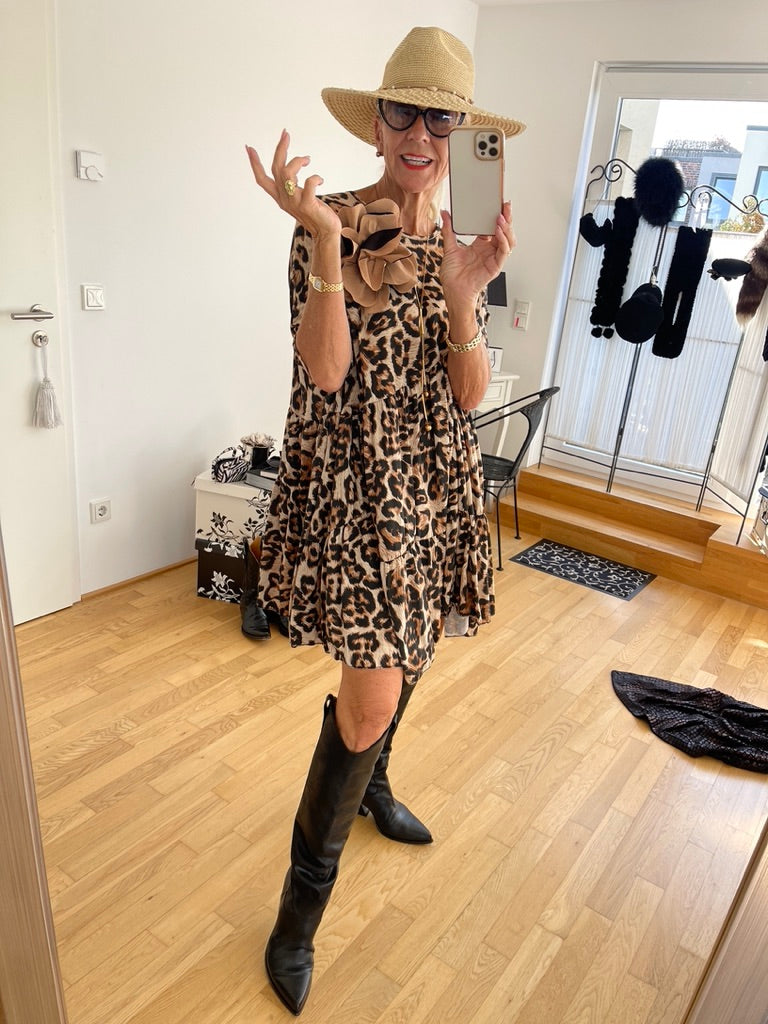 Kleid MEDICA €99,90; super stylisch im Leo-Look