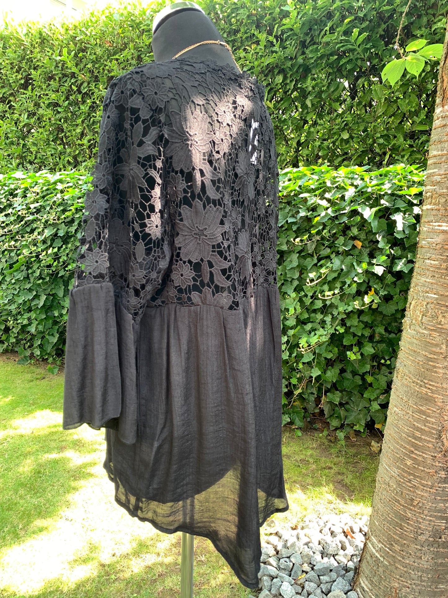 Bluse ADRIANE schwarz; jetzt €39,90 statt €79,90; duftig, luftig im Super-Summer-Sale