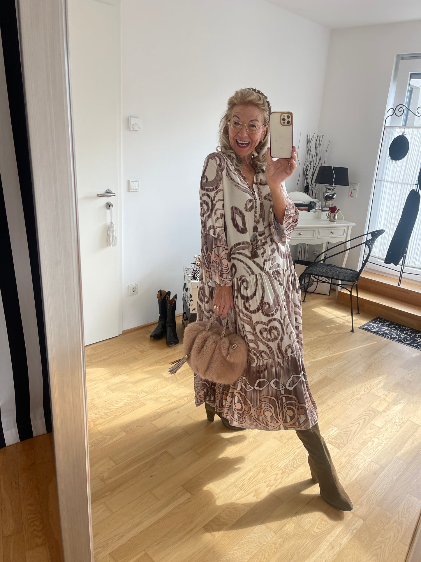 Kleid MONZA mokka; €99,90, stylisch und perfekt kombinierbar