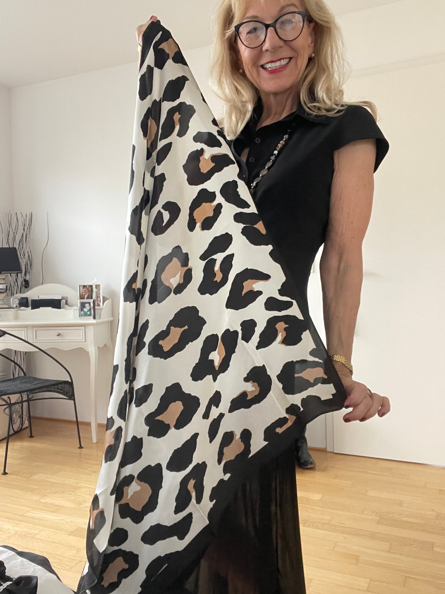 Schal/NICKTUCH CAMILLE €29,90; BLACK& WHITE mit einem Schuss LEO