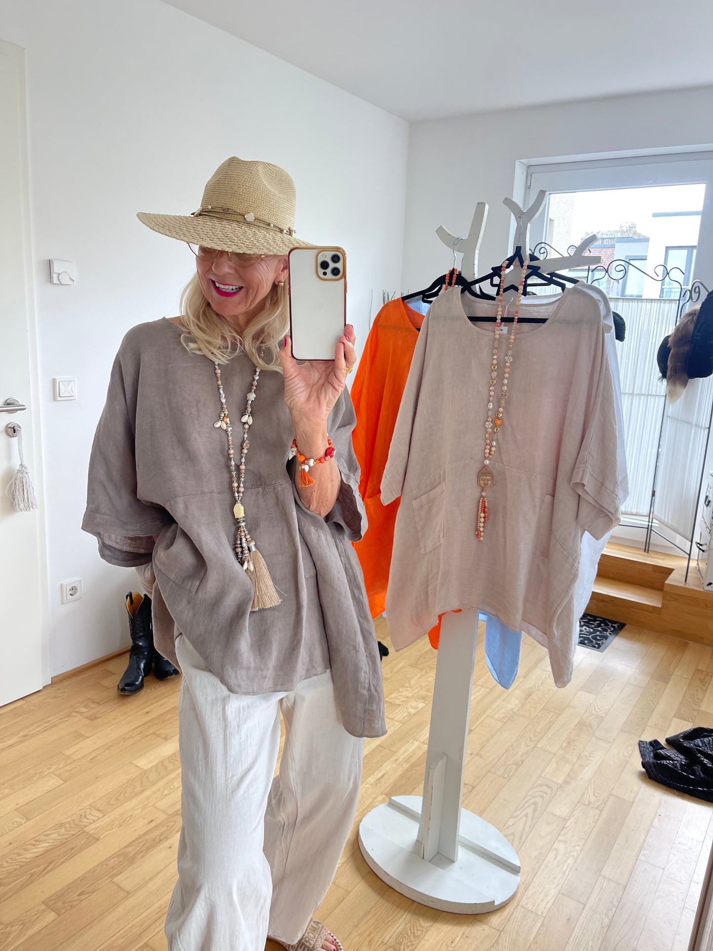 Tunika KAMAL taupe,€99,90; im Sommer unverzichtbar