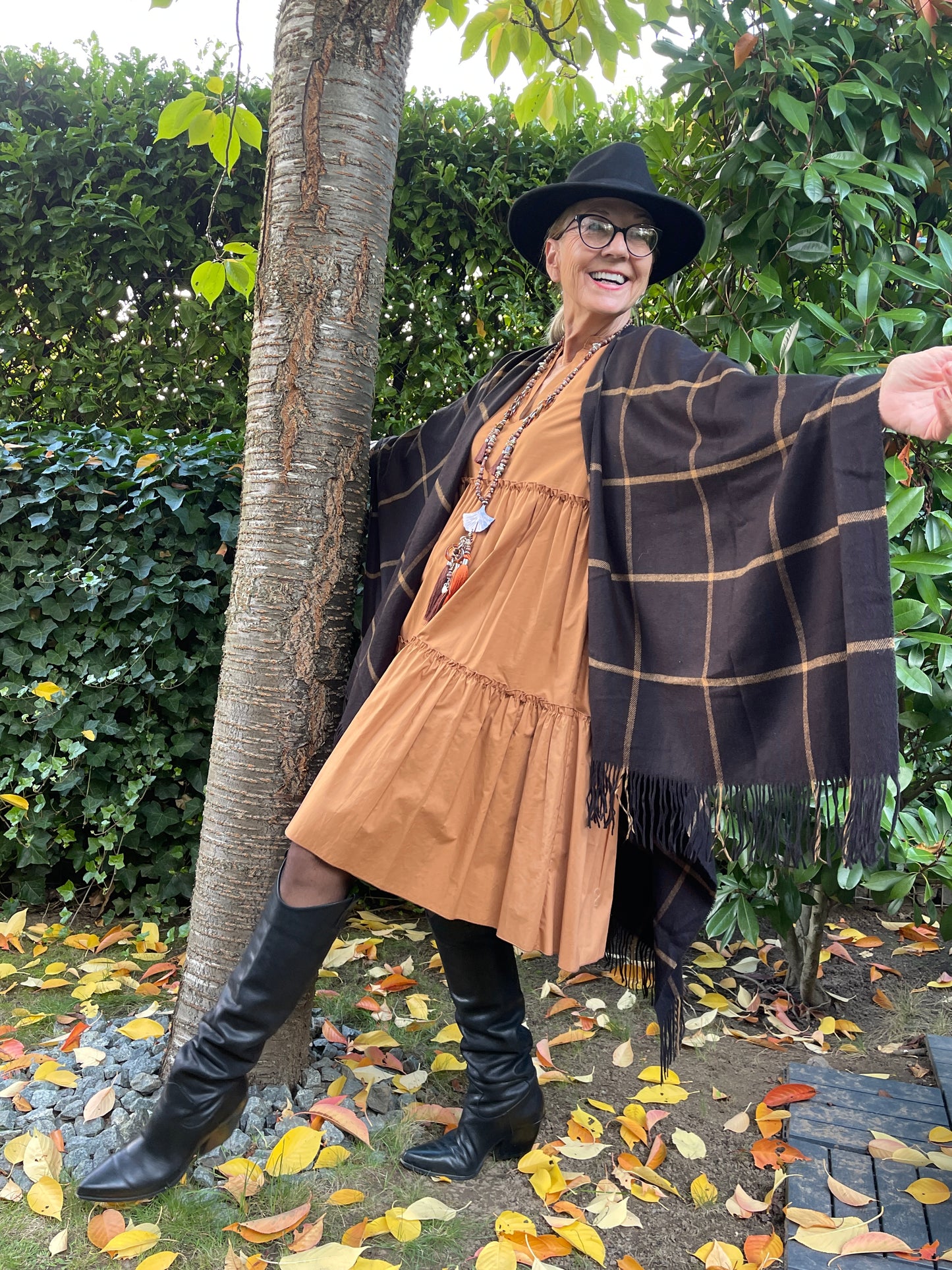 Schal Adria cognac/schwarz; super schicker Poncho… Edles Must-Have „JETZT SCHON IM BLACK-FRIDAY OUTLET“ nur noch €49,90 statt €89,90