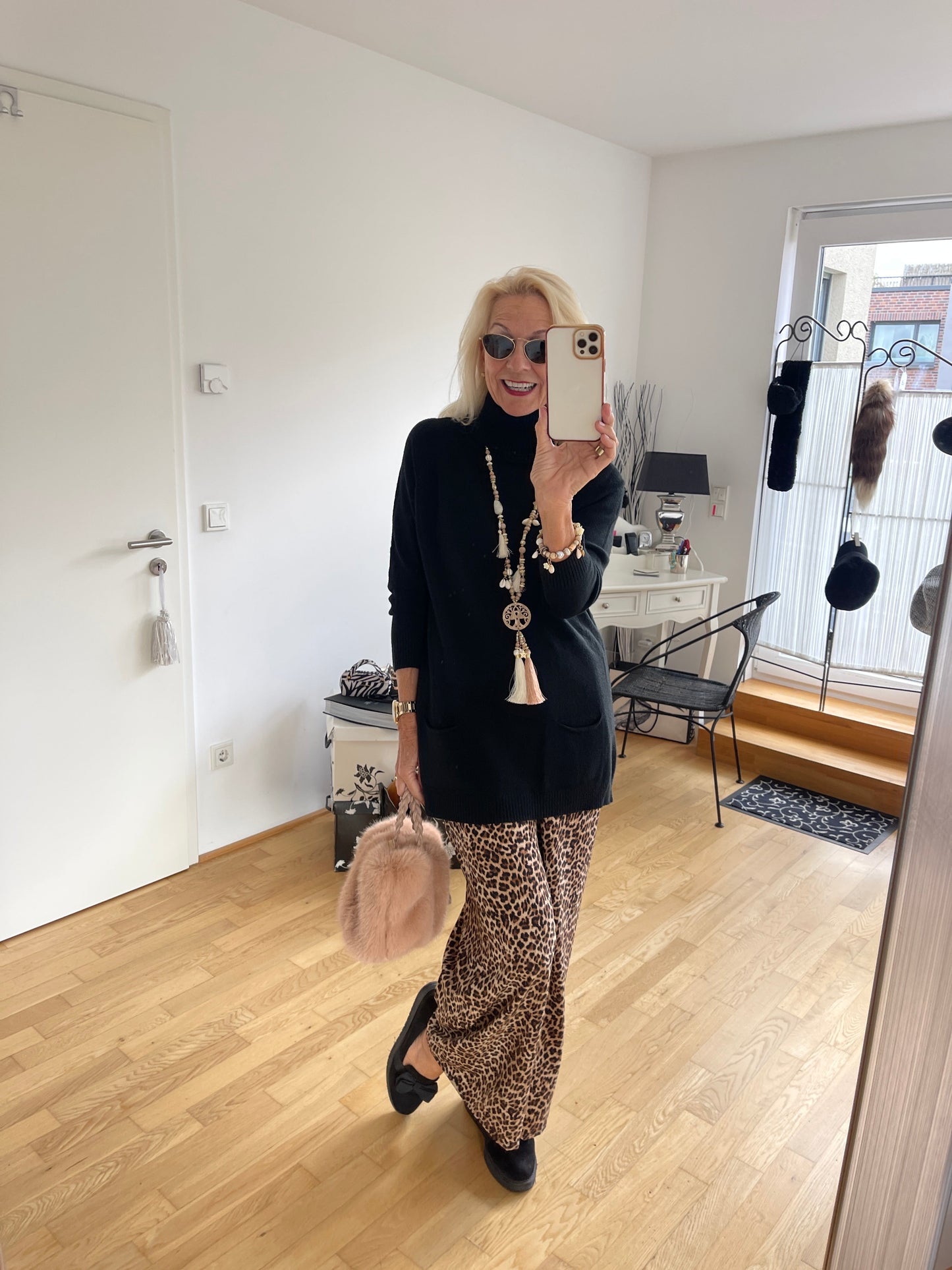 Pullover JACKY black €89,90; stylisch, locker und leger fallender Longpullover