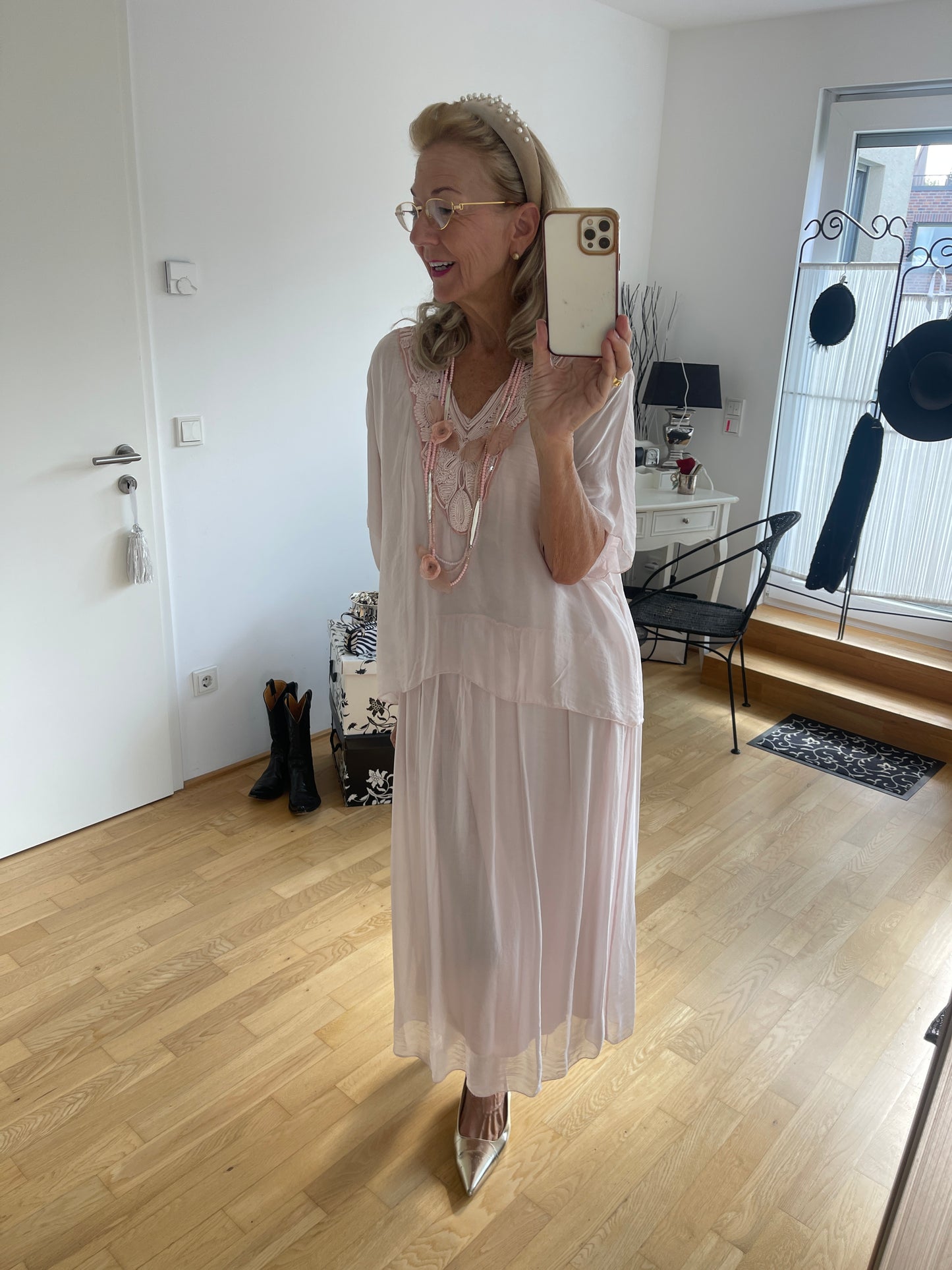 Kleid BEAUTIFUL €129,90 rose; zauberhaftes Kleid für die festlichen Tage; ein perfektes Modell für Genussgrößen