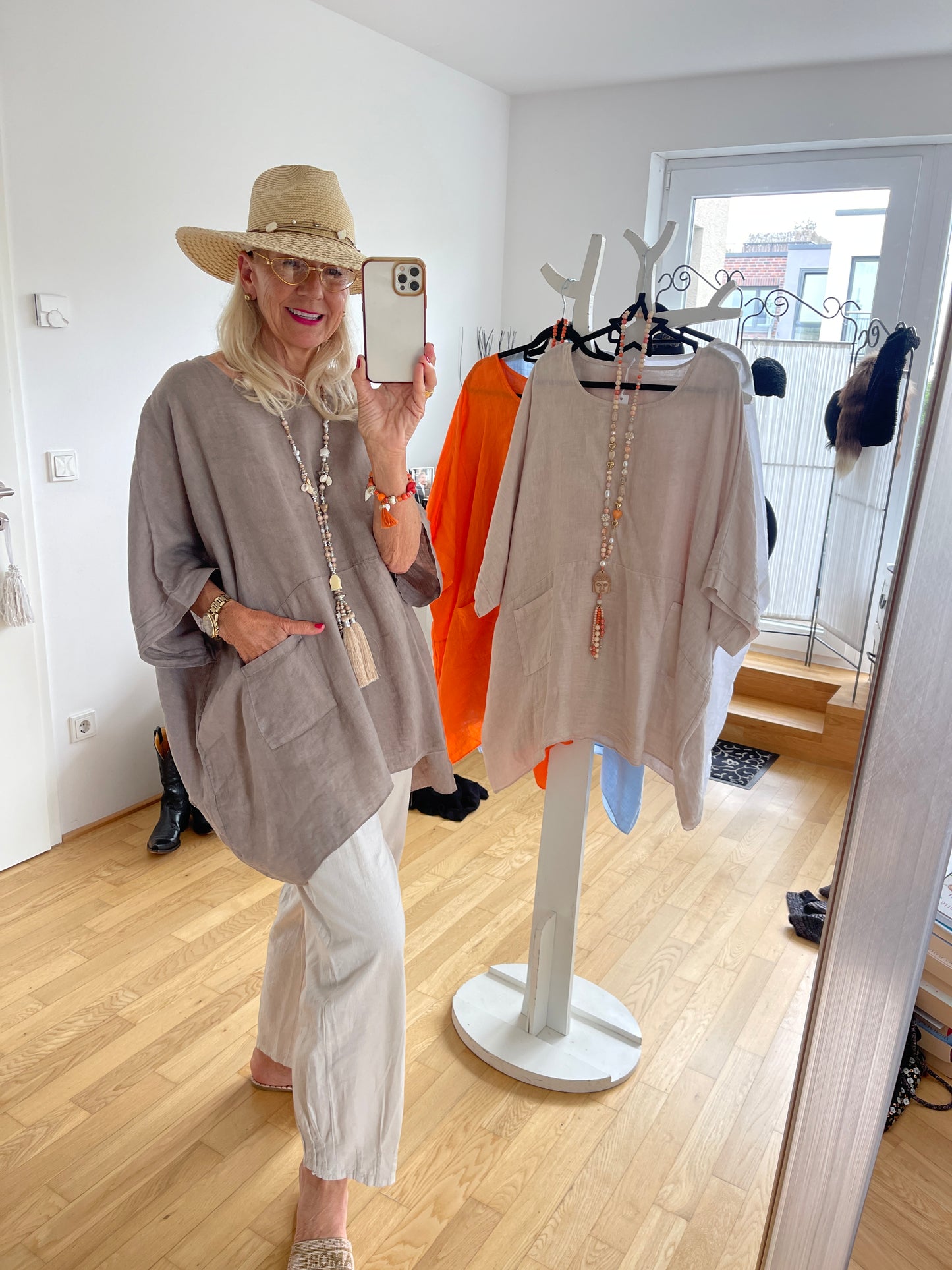 Tunika KAMAL taupe,€99,90; im Sommer unverzichtbar