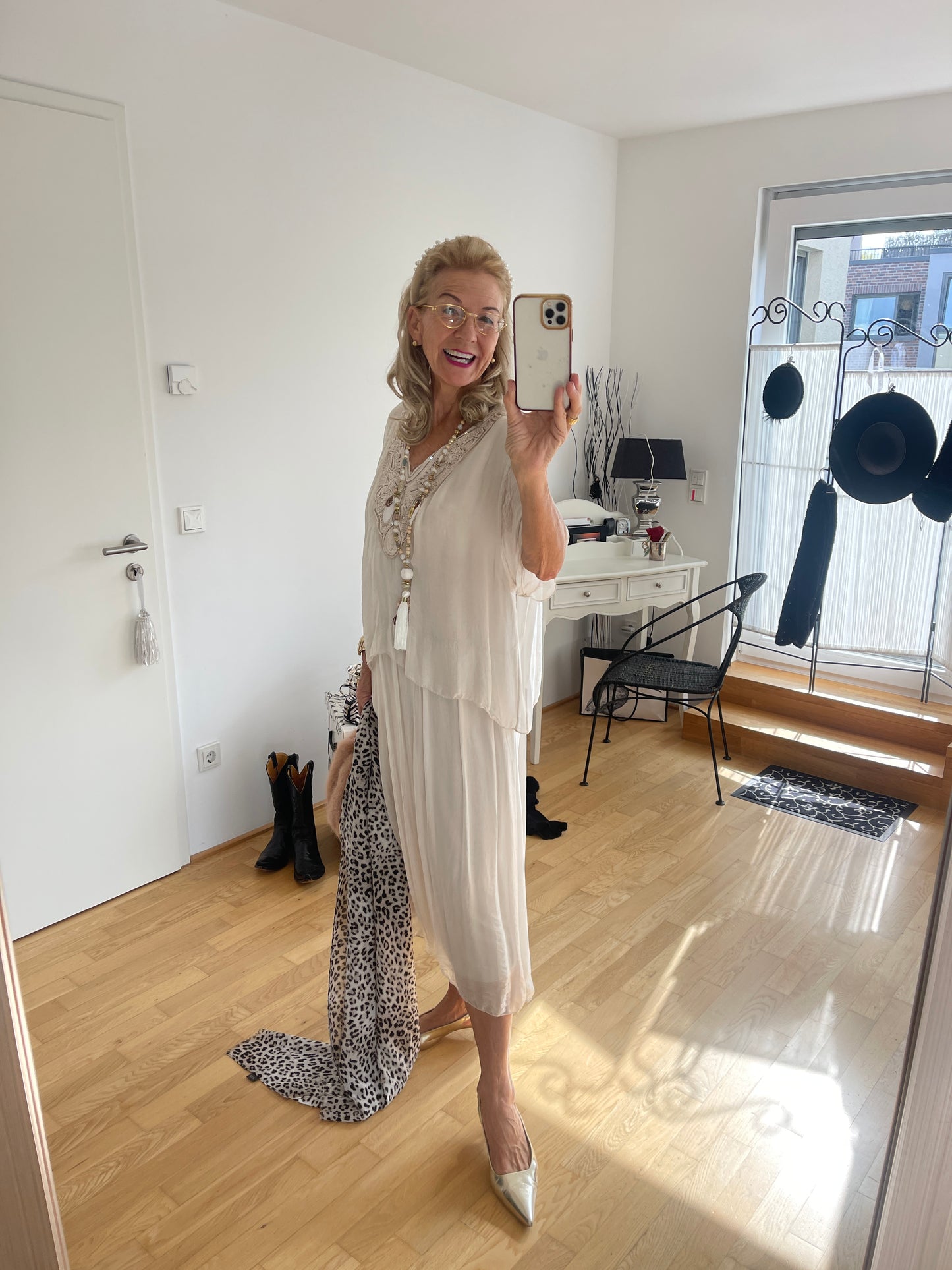 Kleid BEAUTIFUL beige €129,90; ein zauberhaftes Modell für festliche Tage und ideal auch für die Kundin mit Genussgröße