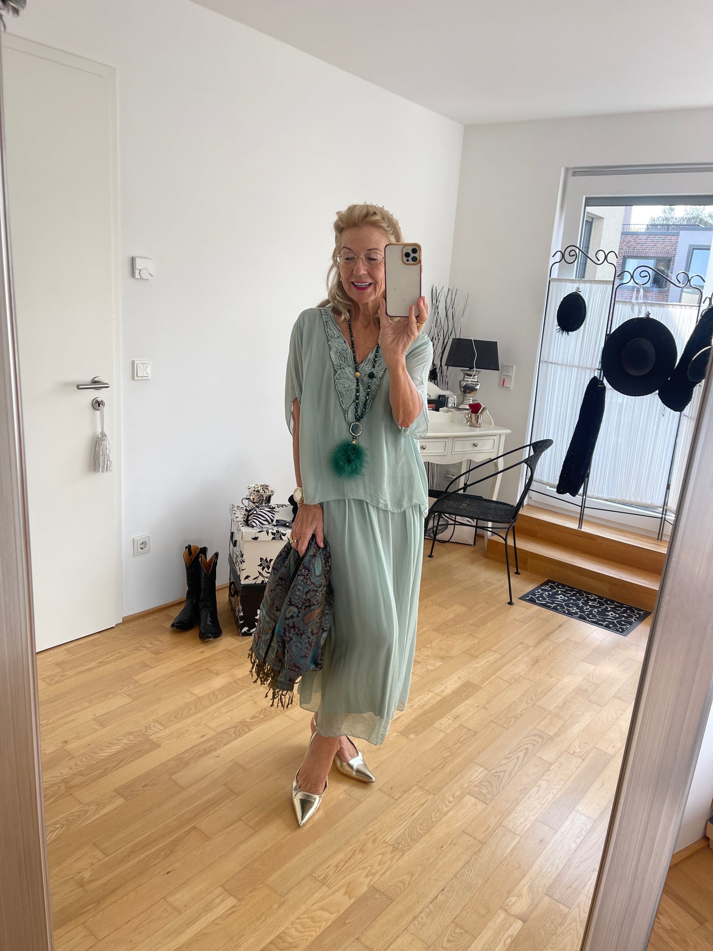 Kleid BEAUTIFUL eukalyptus; €129,90; ein zauberhaftes Modell für festliche Tage und ideal auch für die Kundin mit Genussgröße