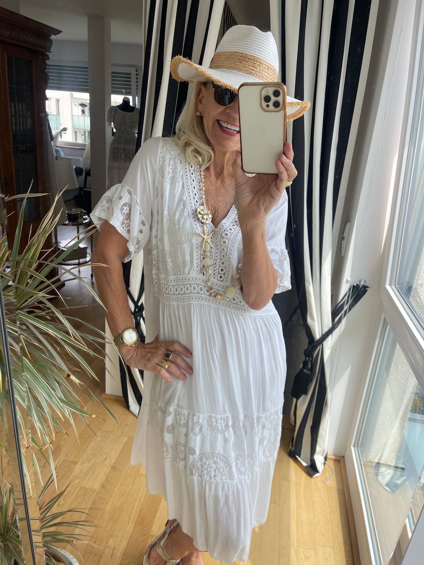 Kleid PETZI white €99,90; ein Traum für luftige Sommertage