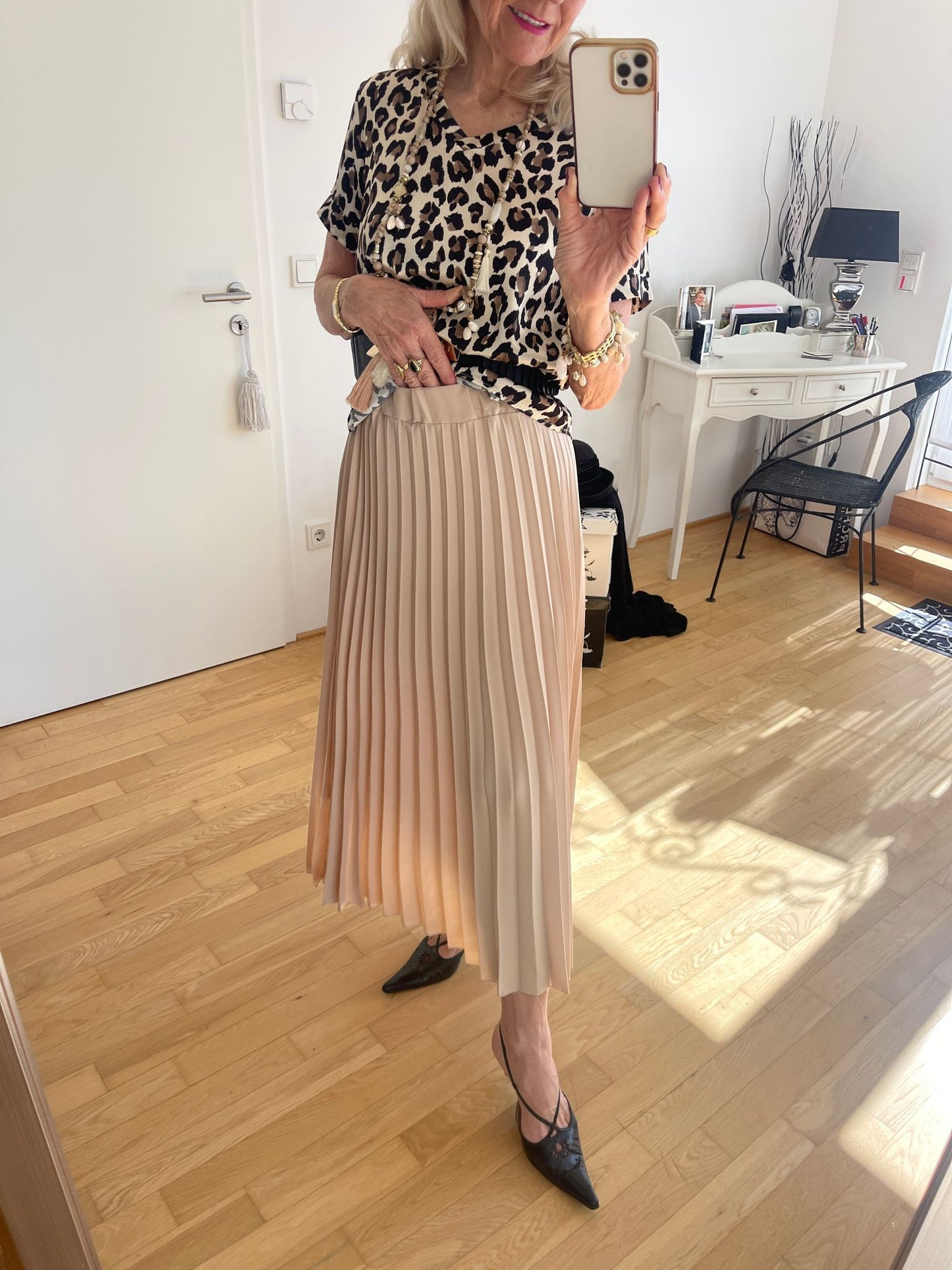 Rock CASPAR beige; €89,90; genial schmal fallender Plisseerock, perfektes Basic-Teil