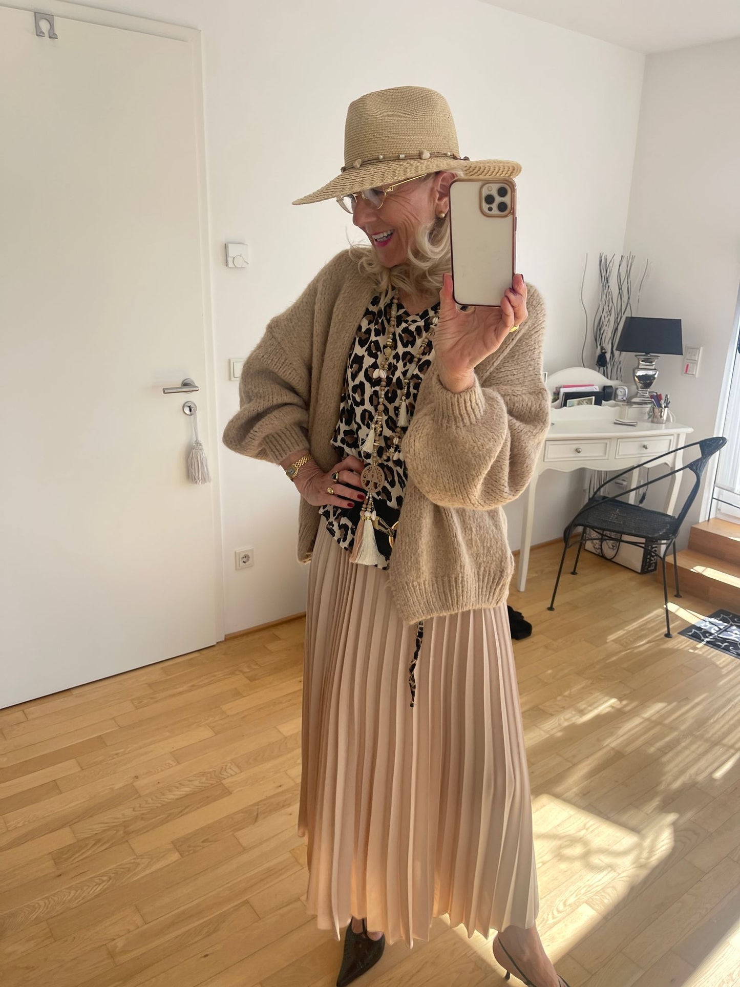 Rock CASPAR beige; €89,90; genial schmal fallender Plisseerock, perfektes Basic-Teil