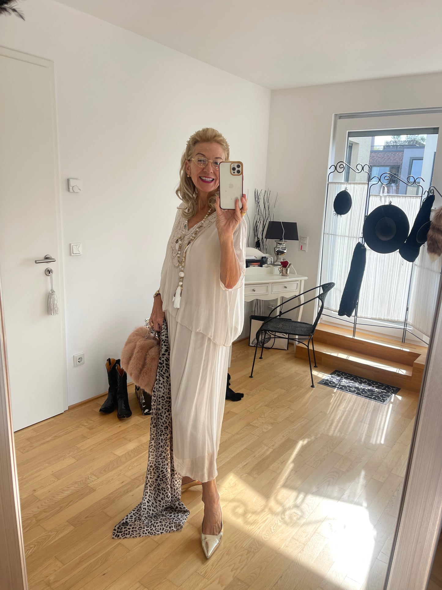 Kleid BEAUTIFUL beige €129,90; ein zauberhaftes Modell für festliche Tage und ideal auch für die Kundin mit Genussgröße