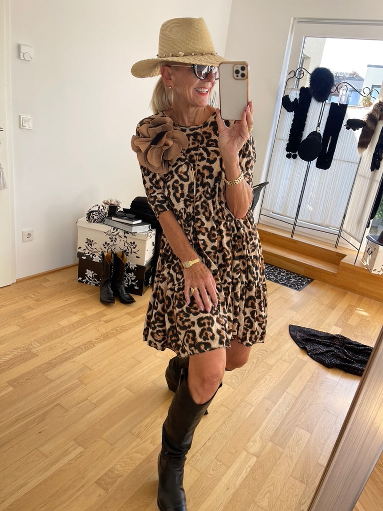 Kleid MEDICA €99,90; super stylisch im Leo-Look