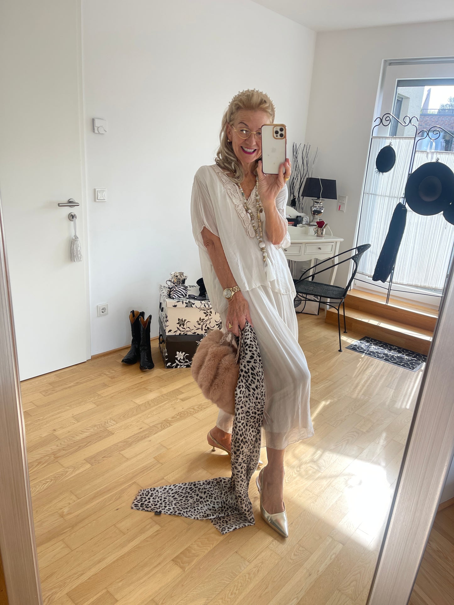Kleid BEAUTIFUL beige €129,90; ein zauberhaftes Modell für festliche Tage und ideal auch für die Kundin mit Genussgröße