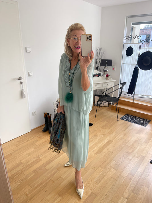 Kleid BEAUTIFUL eukalyptus; €69,90 statt €129,90; „Im Black-Friday-Outlet“ ein zauberhaftes Modell für festliche Tage und ideal auch für die Kundin mit Genussgröße